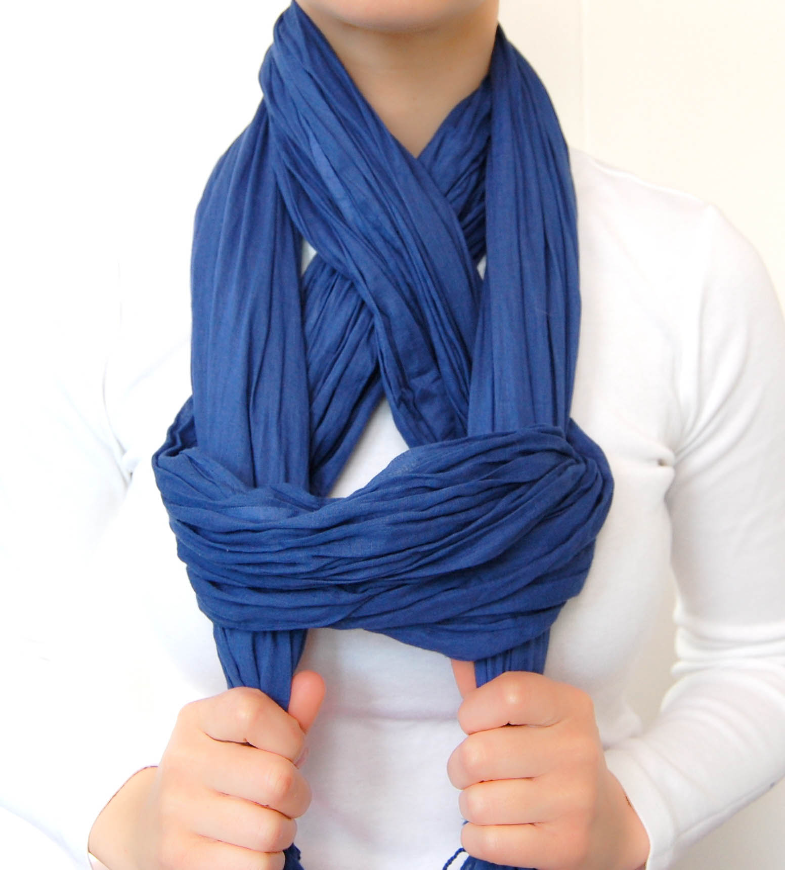 Chic Way To Tie A Scarf 